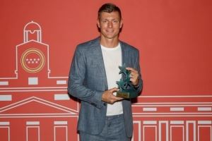 为皇马夺得23座冠军🏆官方：克罗斯荣获马德里社区体育七星奖